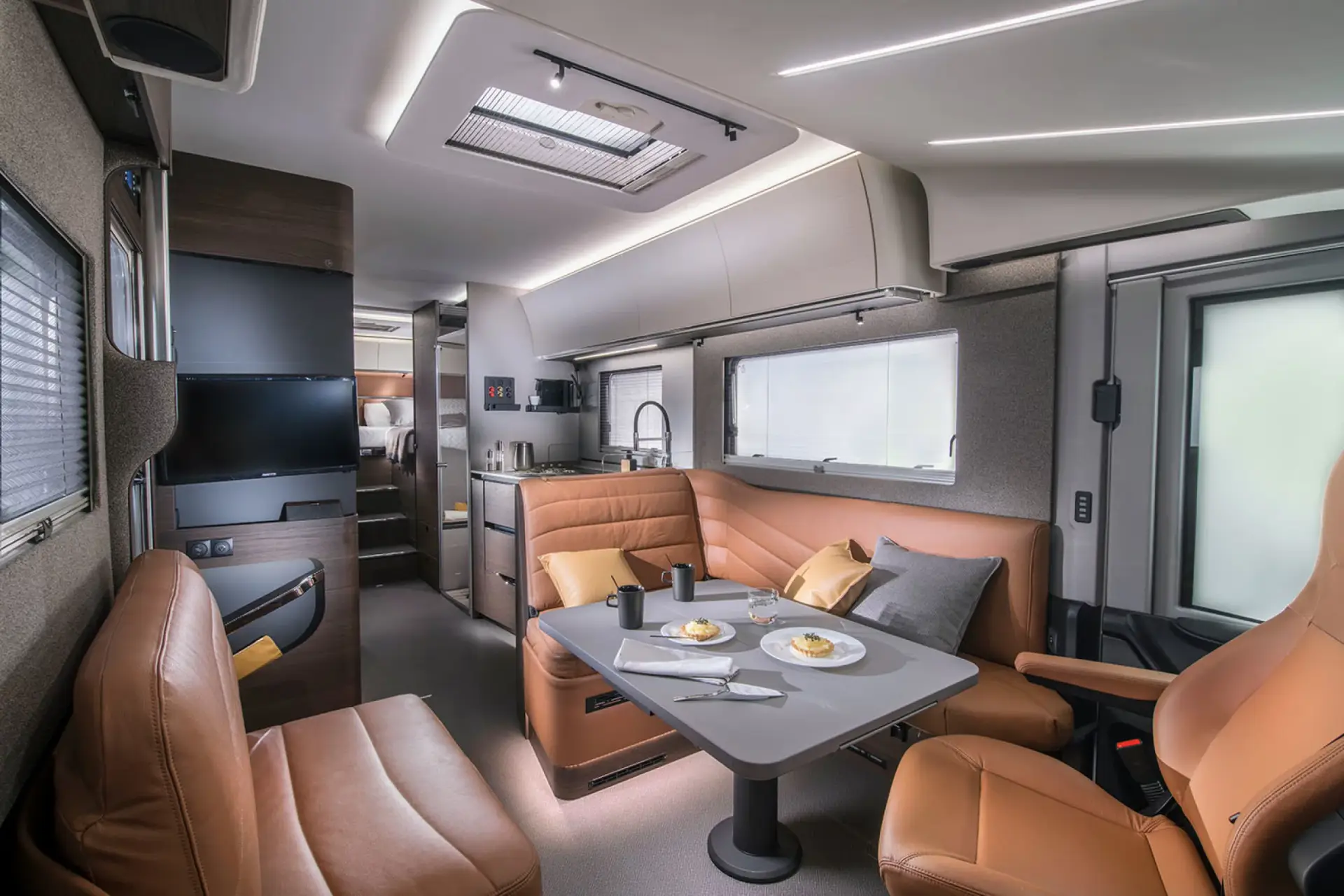 Adria Supersonic Wohnraum mit Lounge von oben