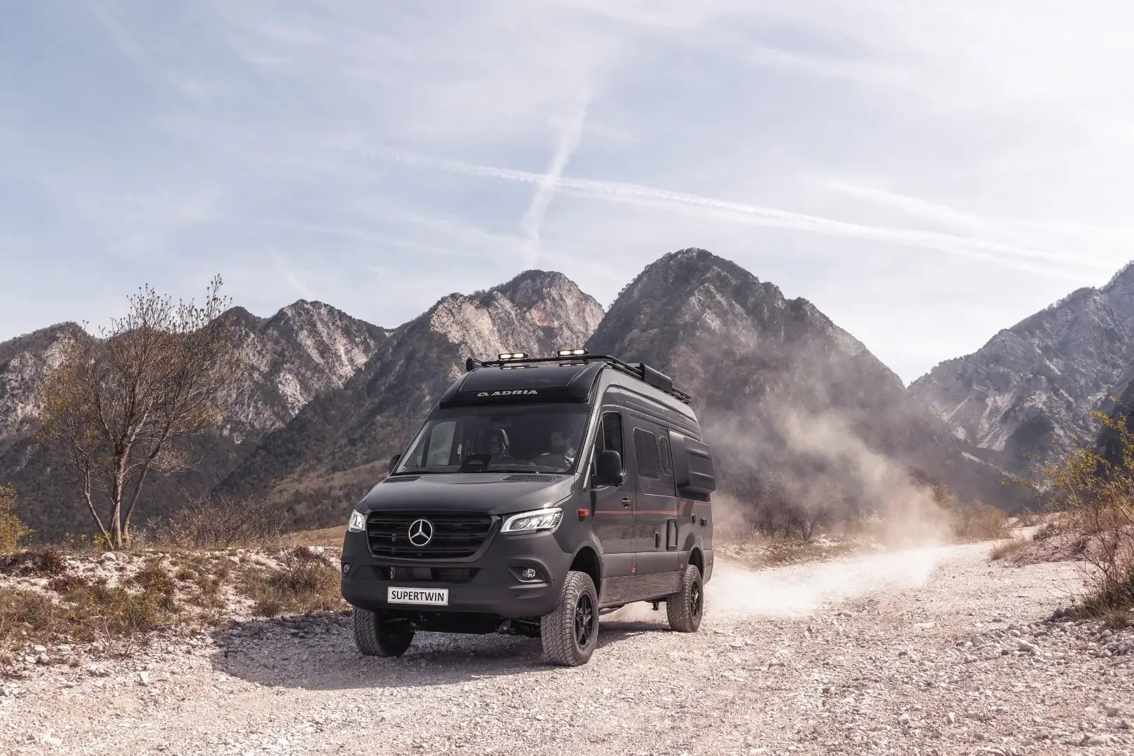 Adria Supertwin Campervan mit 4x4 in den Bergen