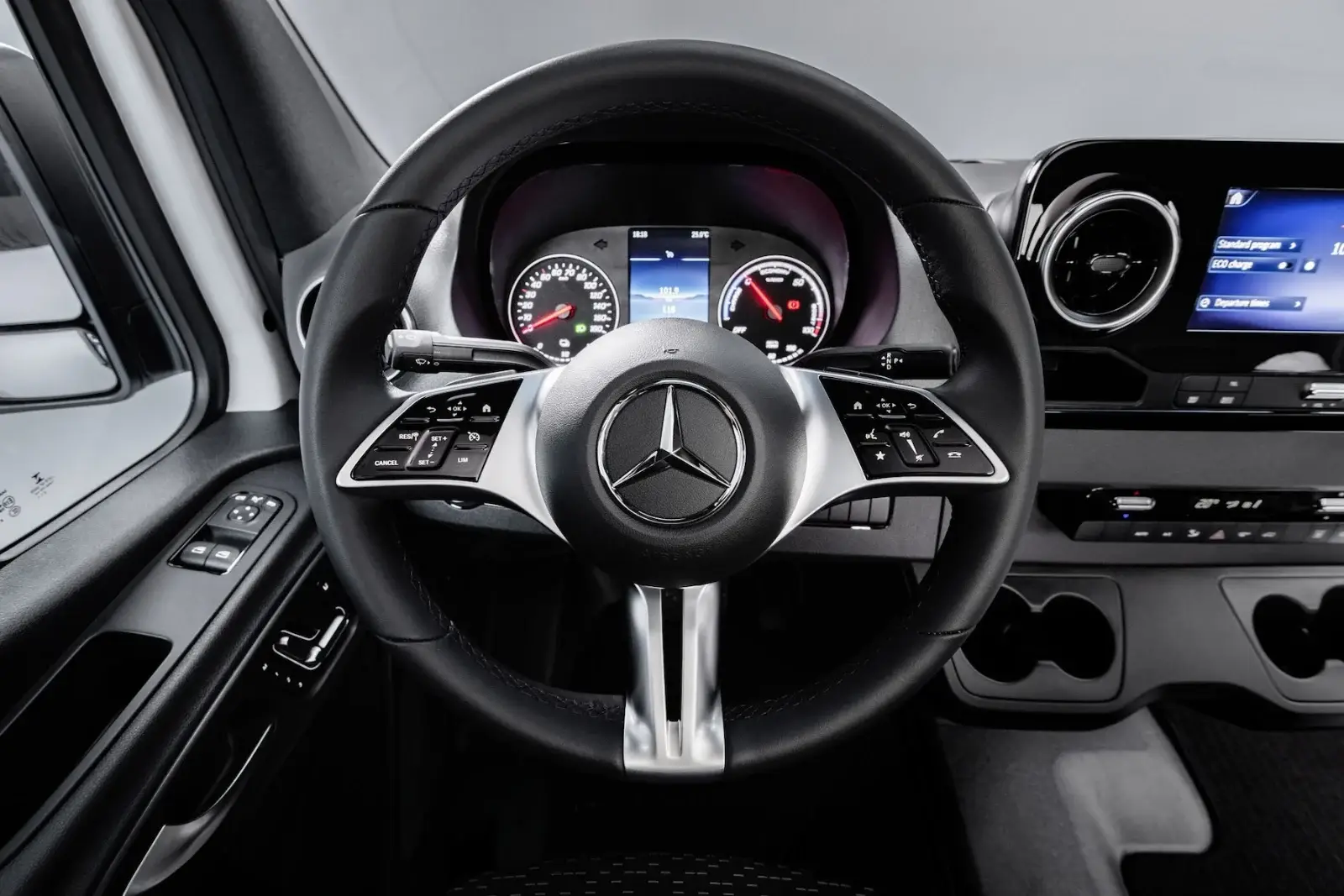 Mercedes-Benz Cockpit mit MBUX im Adria Supertwin