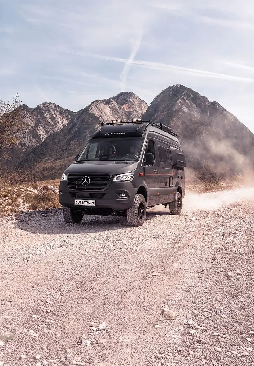 Frontansicht des Adria Supertwin auf Mercedes-Benz Sprinter