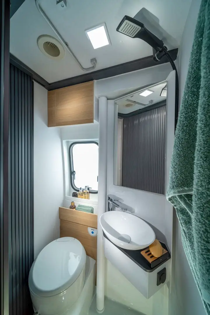 Bad im Adria Twin 600 SPB