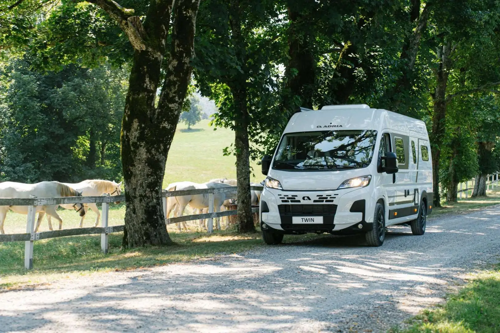 Adria Twin Campervan auf einer Landstraße