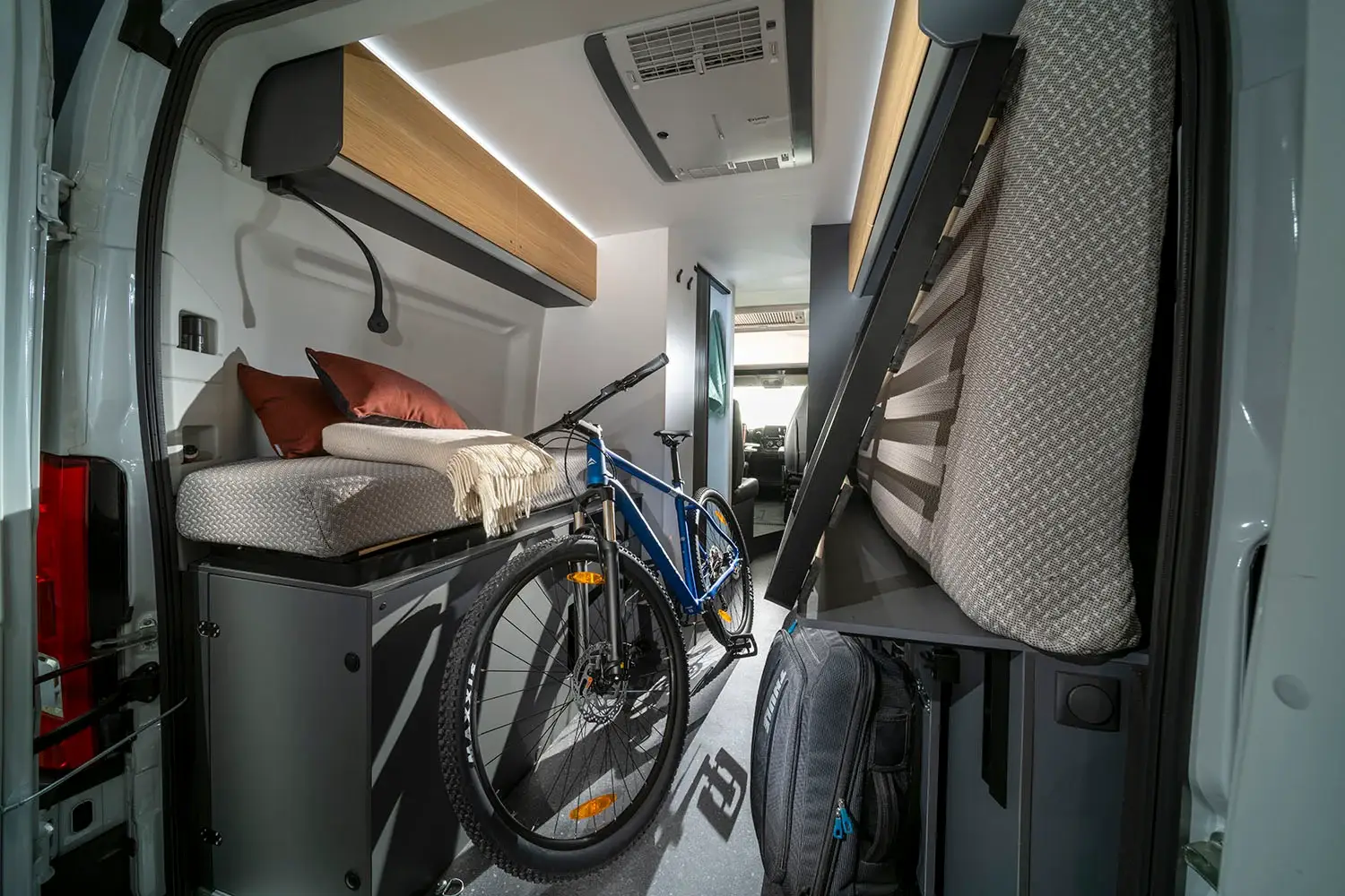 Stauraum unter dem Heckbett des Adria Twin
