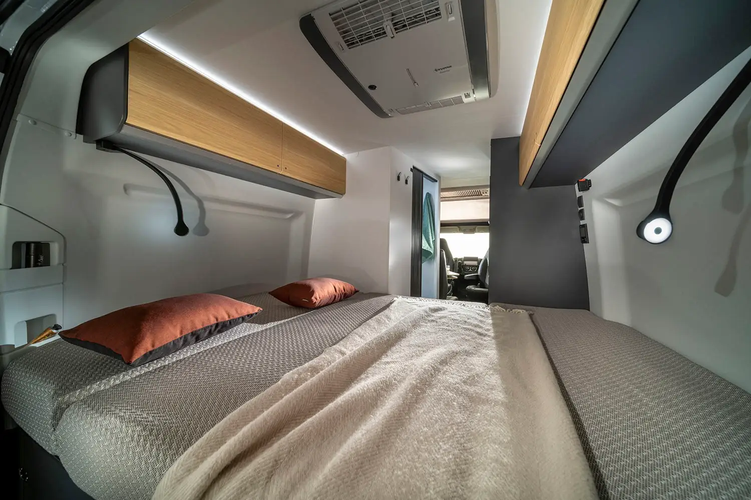 Querbett im Heck des Adria Twin 600 SPB