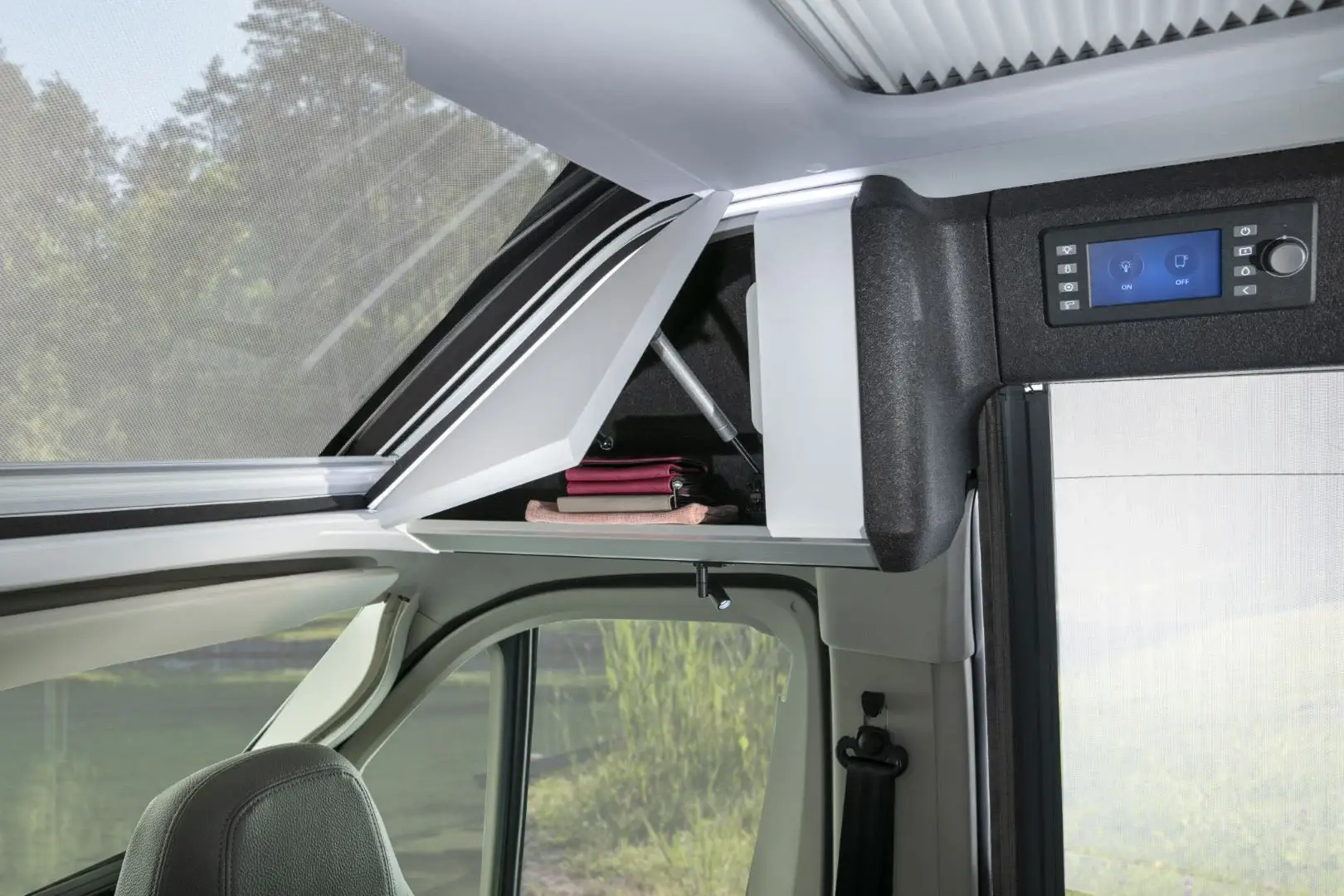 Aufstelldach von innen im Adria Twin Sports