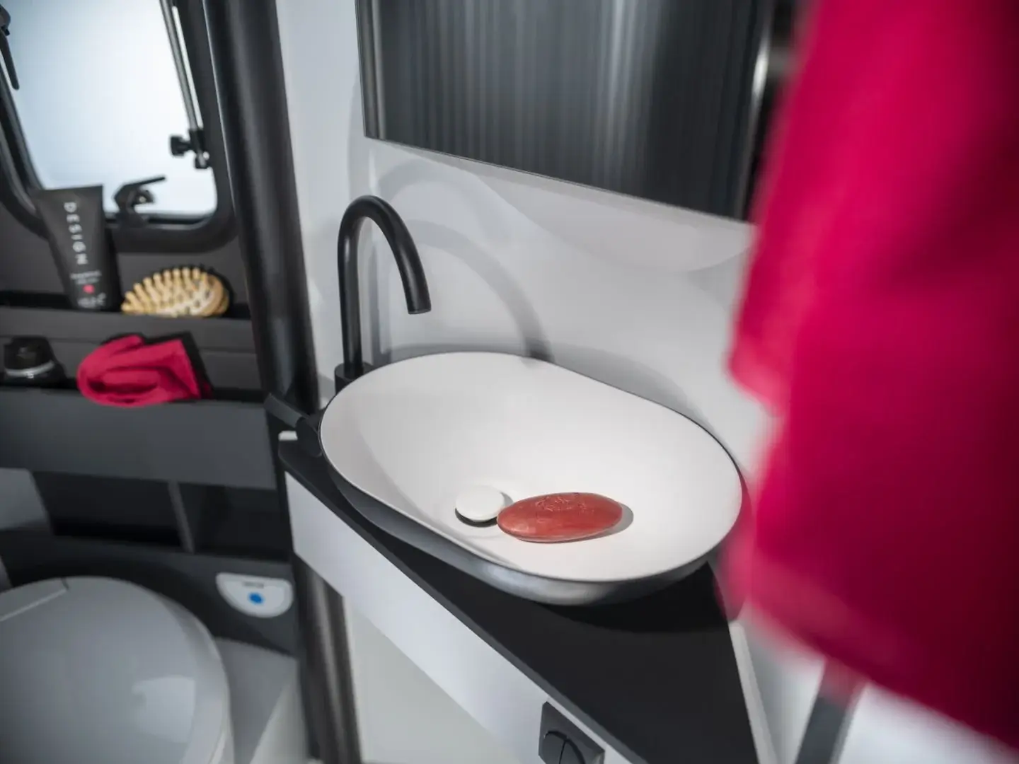 Waschbecken im Bad des Adria Twin Sports
