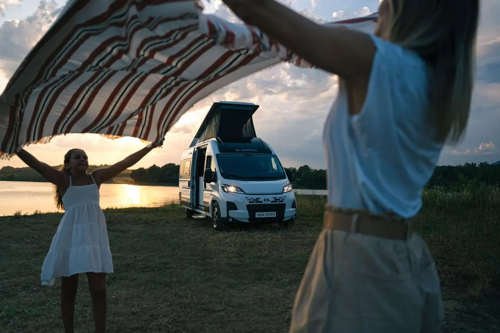 Adria Twin Sports Campervan mit Markise am Abend
