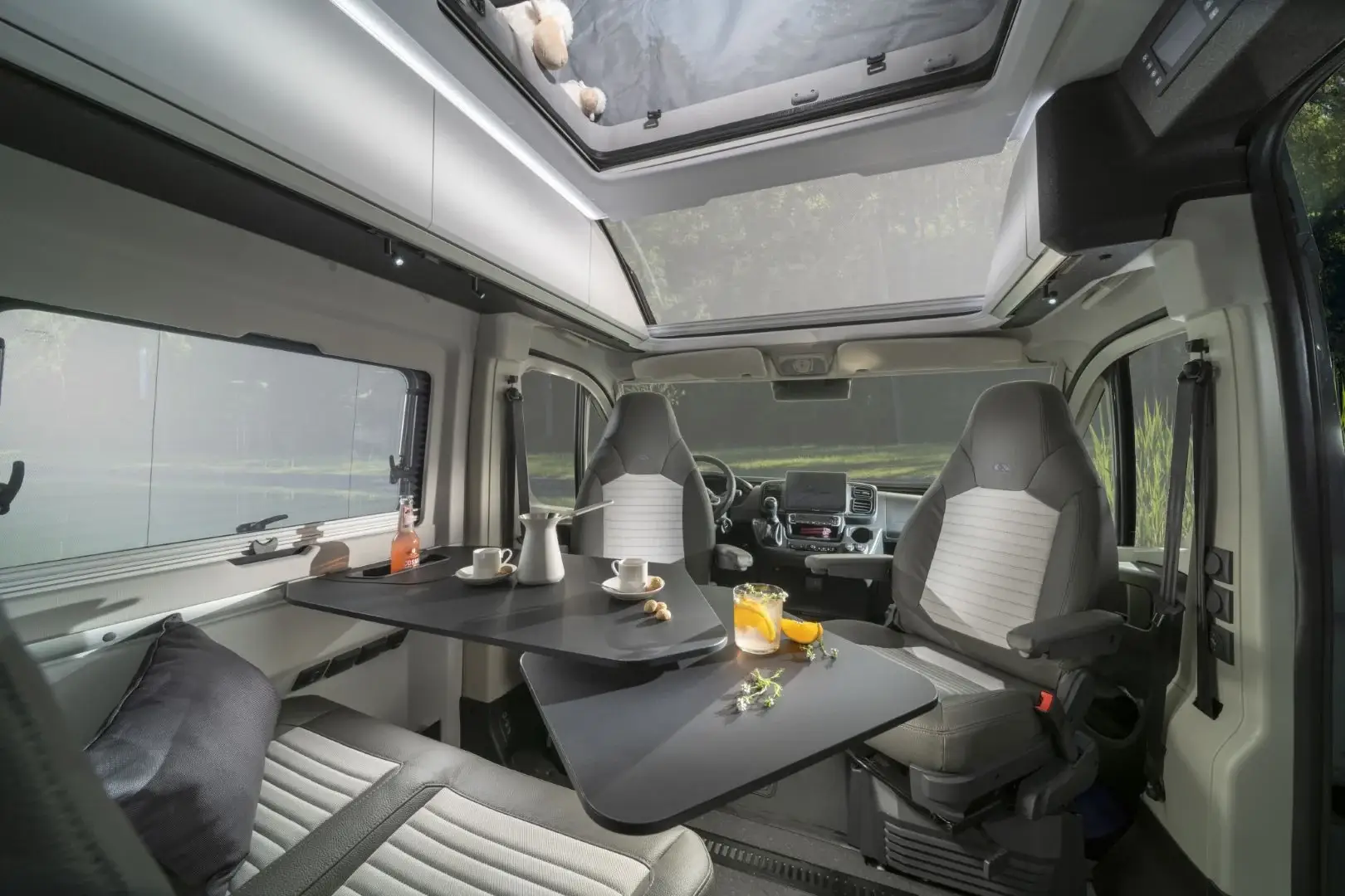Dinette im Adria Twin Sports 640 SGX