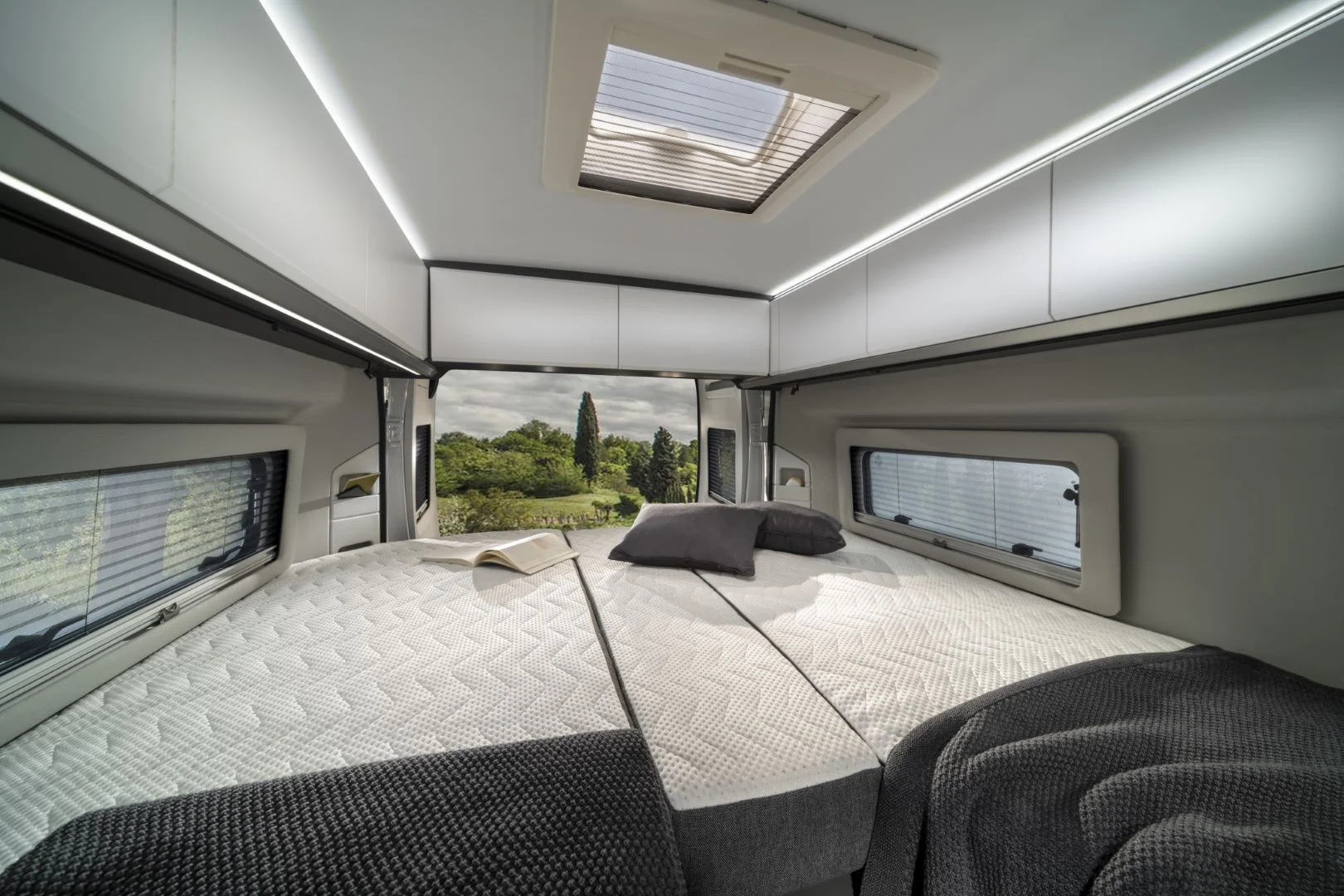 Betten im Heck des Adria Twin Sports