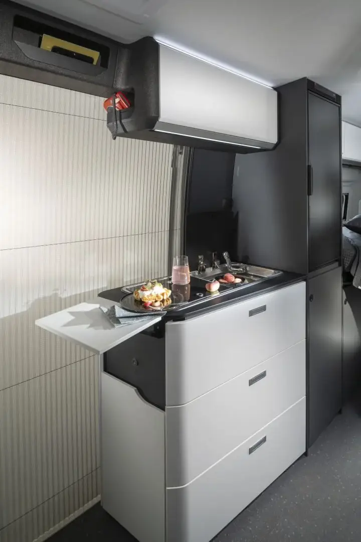 Küche mit Klapptisch im Adria Twin Sports