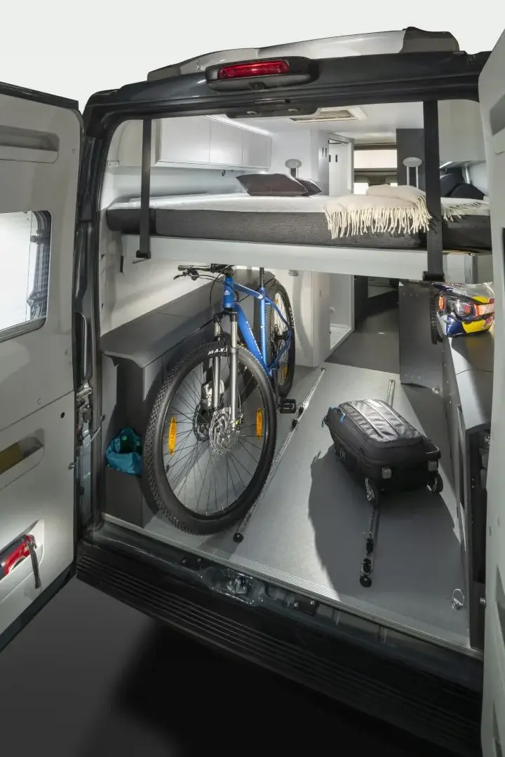 Stauraum unter dem Heckbett des Adria Twin Sports