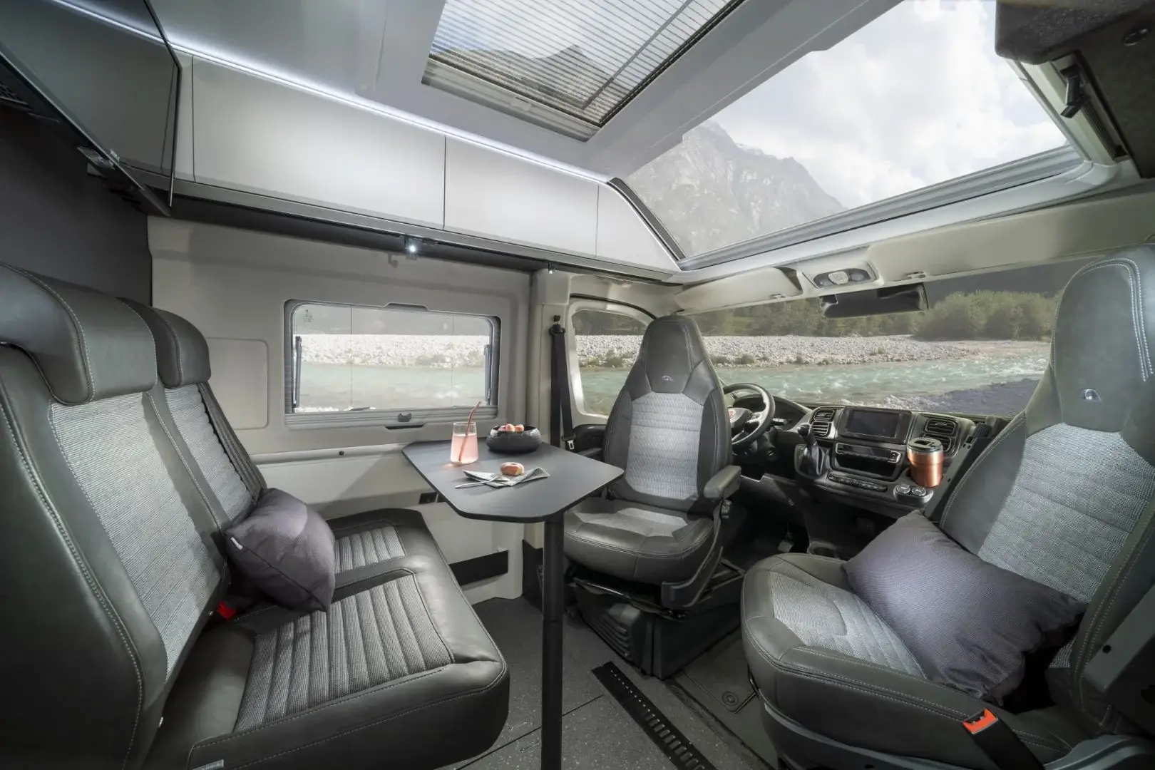 Dinette im Adria Twin Supreme 640 SLB