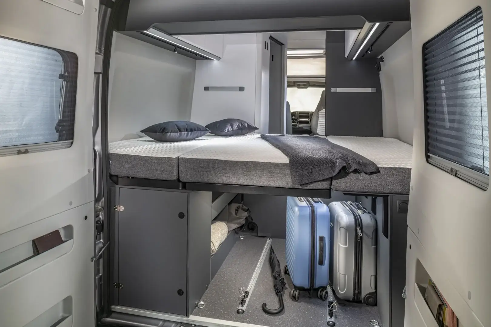 Querbett im Heck des Adria Twin Supreme 640 SPB