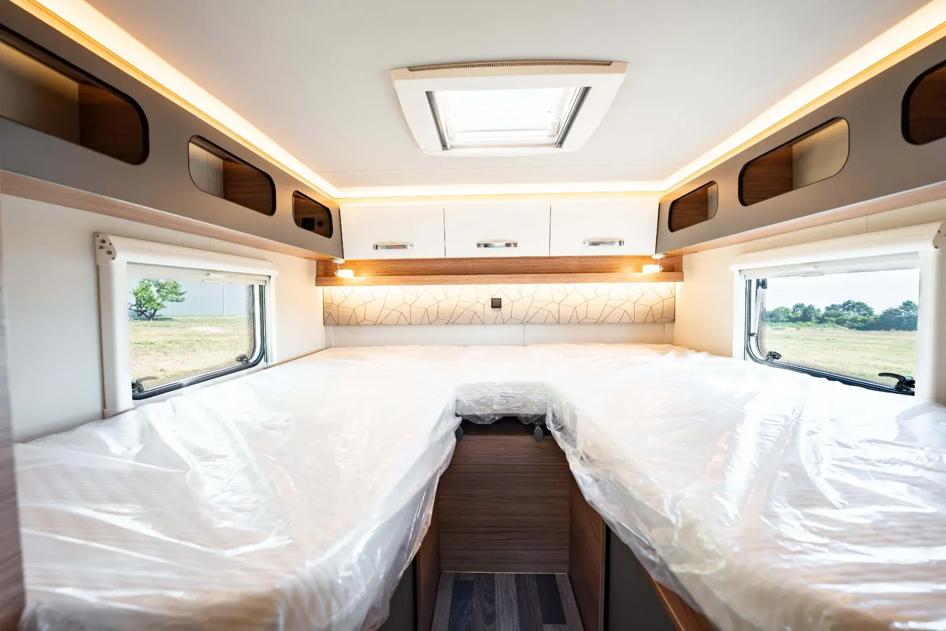 ROADfans Rocker 680 Einzelbetten im Heck
