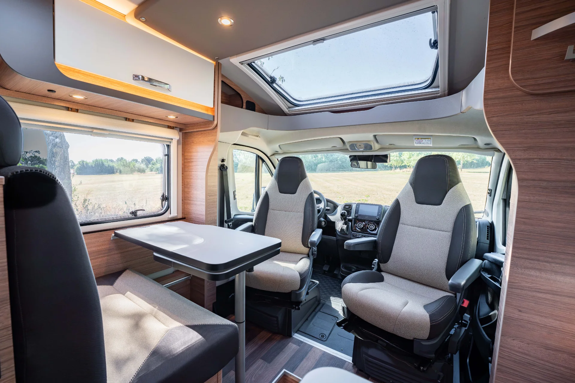 ROADfans Rocker 680 Wohnraum mit drehbaren Fahrerhaussitzen